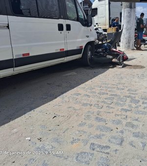 Homem fica ferido após colisão entre moto e van, no Distrito Industrial, em Maceió