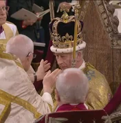 Rei Charles III é coroado em cerimônia na Abadia de Westminster