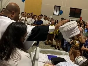 [Vídeo] Jovem com tumor recebe diploma de medicina em estacionamento