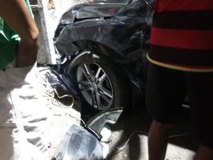 Condutor perde controle e colide carro contra poste em praça de Dois Riachos