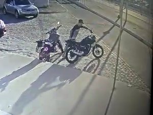 [Vídeo] Câmera de segurança registra roubo de moto em Mangabeiras
