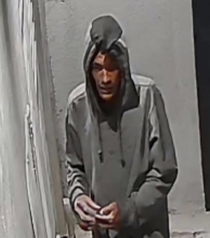 Câmeras flagram homem tentando arrombar casa no Baixão durante a madrugada