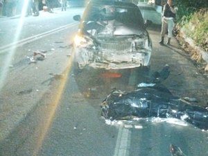 Motociclista invade contramão e morre ao bater de frente com carro na AL-101 Norte