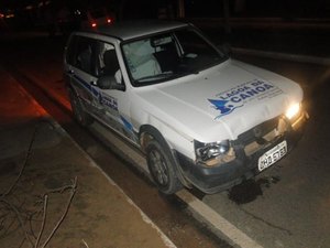 Carro de prefeitura desrespeita sinalização e colide em Fiat Uno