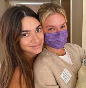 Thaila Ayala recebe visita de Fiorella Mattheis em maternidade