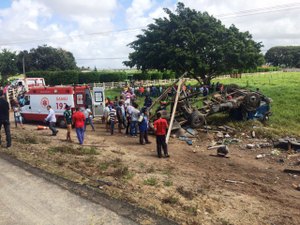 [Vídeo] Sobreviventes de capotamento de caminhão são socorridos pelo Samu