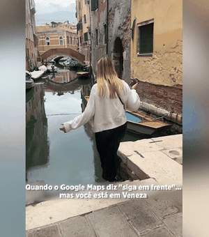 Turista tenta mostrar 'desorientação' do Google Maps e acaba escorregando e caindo em canal de Veneza