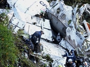 'As luzes se apagaram e não lembro mais de nada', diz aeromoça sobrevivente