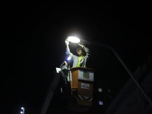 Equipes atuam no Fernão Velho para restaurar pontos de luz afetados pela chuva
