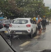 Carro e moto colidem na Avenida Fernandes Lima, em Maceió