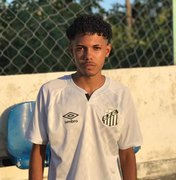 Jovem é assassinado enquanto bebia com amigos em vestiário de campo de futebol em Maragogi