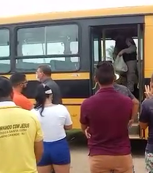 [Vídeo] PM apreende bolsa com santinhos de candidato a prefeito em ônibus de transporte de eleitores