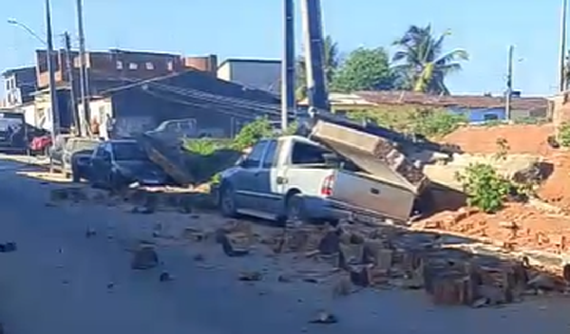 [Vídeo] Muro da antiga Brahma desaba e atinge quatro carros em Porto Calvo