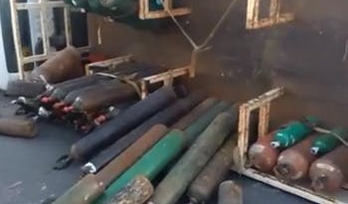 Caminhão com cilindros de oxigênio tomba e atinge residência em Pilar