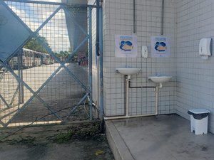 Coronavírus: Casal instala pias em locais públicos para higienização das mãos