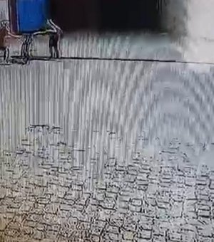 [Vídeo] Dupla é flagrada assaltando ciclista no bairro do Poço