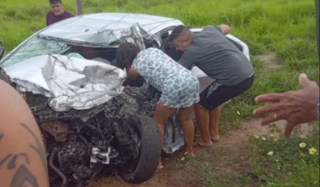 Vítima fica presa às ferragens em acidente envolvendo carro e carreta em São Sebastião