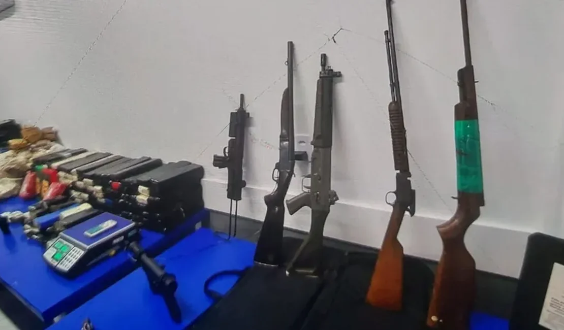 Operação apreende fuzil, submetralhadoras, rifles e drogas no bairro da Levada