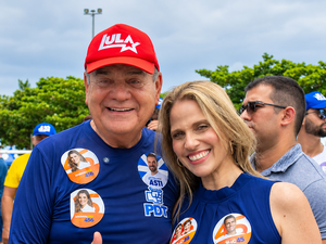 Ronaldo Lessa aparece em caminhada de JHC com boné do Lula e chama atenção