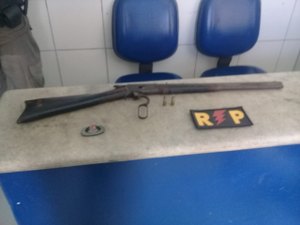 Homem é preso com rifle 44 em grota no Barro Duro