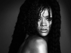 Foto de Rihanna de topless quebra redes sociais