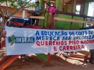 Servidores da educação de duas cidades paralisam atividades exigindo reajuste