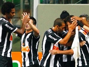 Galo joga melhor, mas deixa escapar vice-liderança no fim