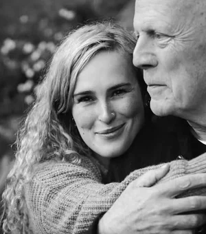 Filha de Bruce Willis revela que tem 4 empregos para sustentar a filha