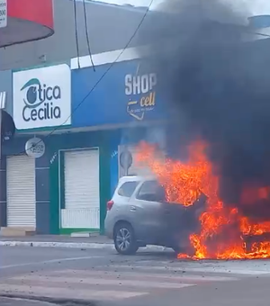 Carro incendeia no centro de Arapiraca