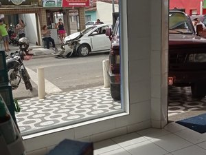 [Vídeo] Após colisão traseira, caminhonete invade calçada de farmácia em Arapiraca