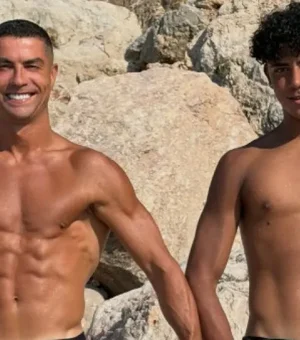 Ronaldo posa sem camisa com Cristianinho e faz provocação ao filho