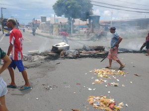 Moradores bloqueiam principal do Feitosa contra valores altos na conta de energia