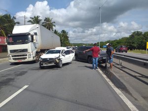 Colisão traseira é registrada na AL-101 Sul, em Marechal Deodoro