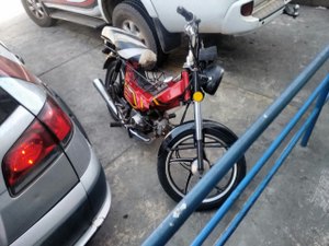 Homem é preso por populares enquanto roubava moto em estacionamento