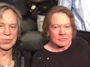 Axl Rose e Mickey Rouke aparecem irreconhecíveis em foto com fã