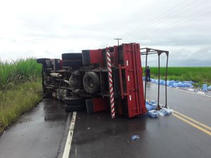Caminhão com carga de água mineral tomba na rodovia AL 415