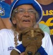 Torcedora-símbolo do Cruzeiro, idosa é levada para hospital após ser agredida por atleticanos