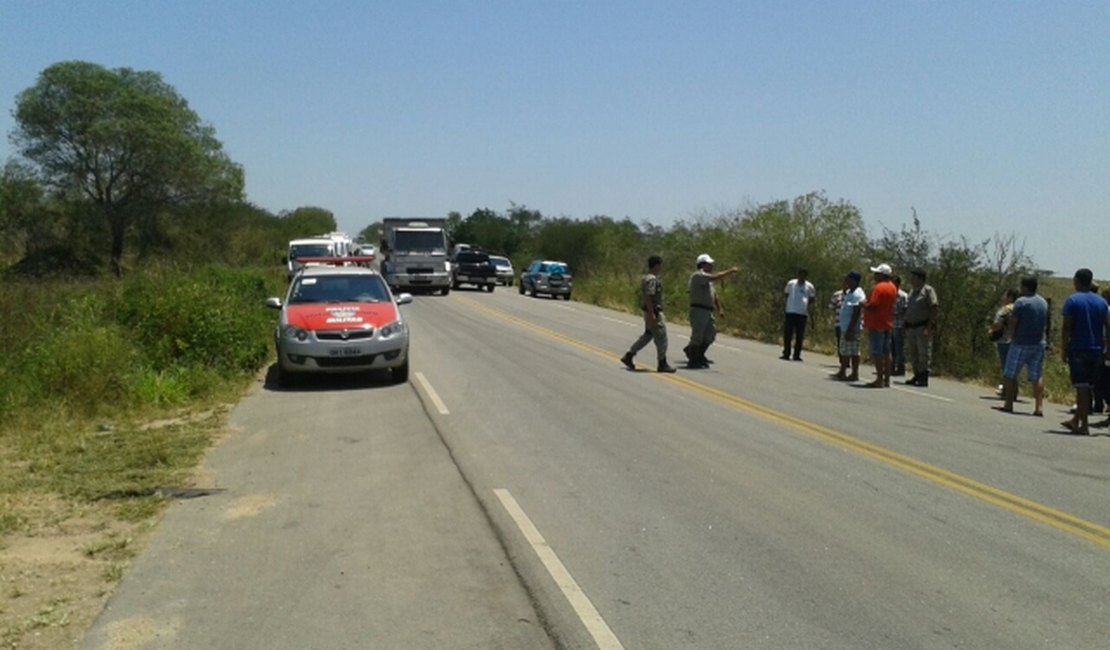 Motoristas de transportes complementares bloqueiam rodovia em Jaramataia