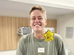 Ator da Globo celebra fim de tratamento contra tumor no cérebro