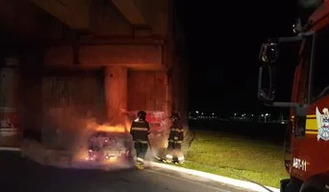 Bombeiros registram caso de incêndio a uma loja de roupas em Penedo