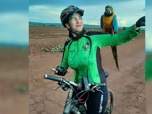 Arara ‘pega carona’ em ciclista durante trilha em estrada de Campo Limpo de Goiás