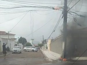 [Vídeo] Fiação de poste pega fogo e assusta moradores do bairro São Luiz em Arapiraca