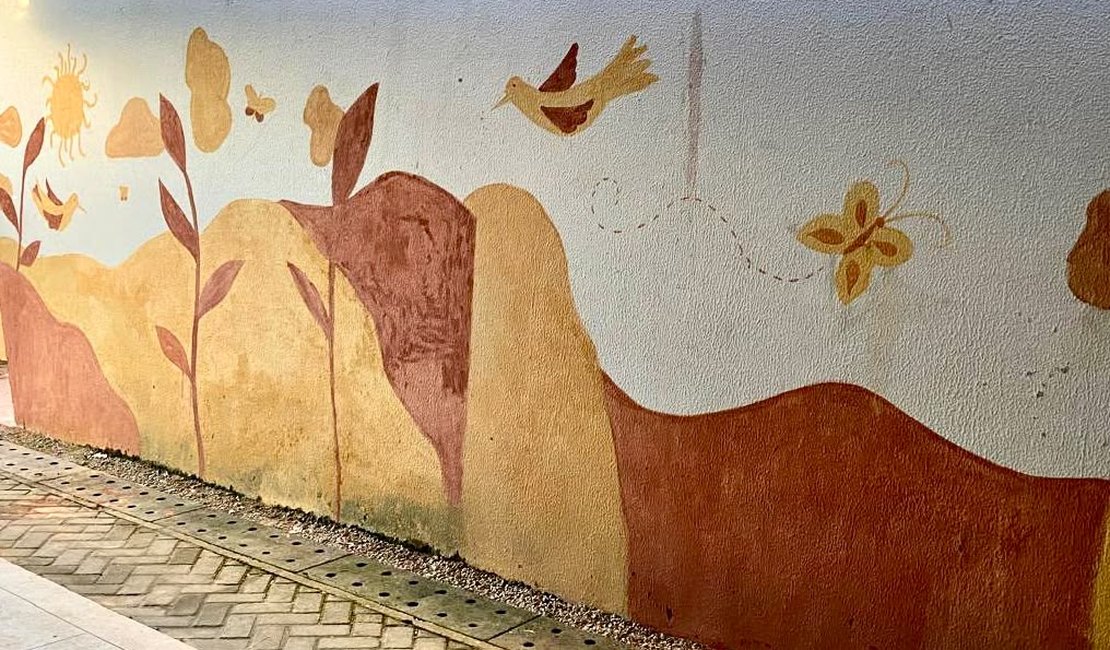 Planeta Arte leva alunos de Marechal Deodoro a produzir tintas com terra para pintar mural em escola