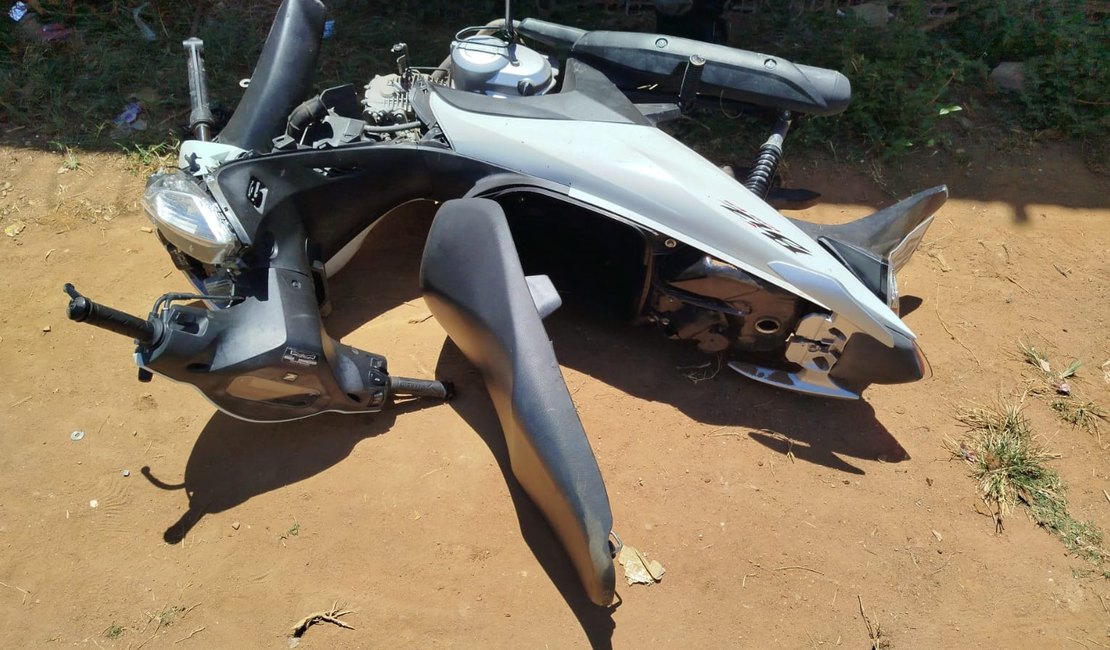Moto furtada é encontrada sem pneus no bairro João Paulo II, em Arapiraca