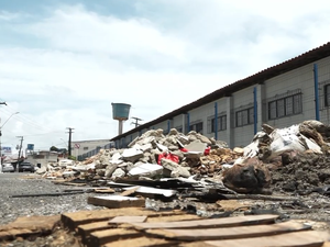 [Vídeo] Lixo e entulho são flagrados no entorno de escola estadual na Ponta da Terra