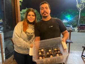 Casal que mora em Maribondo percorre 43kms para vender brigadeiro em bares e restaurantes de Arapiraca