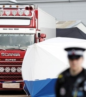 Polícia britânica prende motorista após achar 39 corpos em caminhão