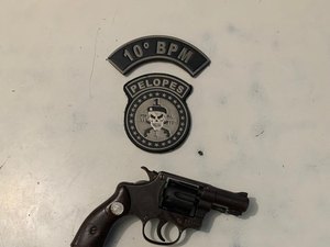 Homem é autuado por porte ilegal de arma dentro de bar 