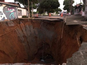 Cratera reabre pela terceira vez e cinco casas são interditadas