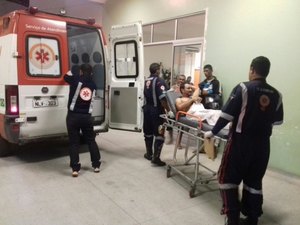 Motociclista colide contra animal e sofre escoriações